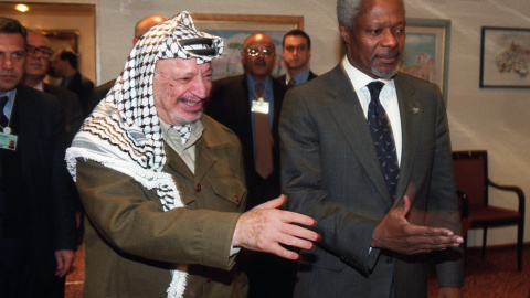 Kofi Annan con el lider palestino Yasser Arafat, en la cumbre de Davos (Suiza) en enero de 1999. EFE/EPA/PATRICK AVIOLAT