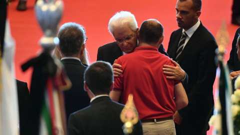 El presidente de la República italiana, Sergio Mattarella, abraza a uno de los familiares de las víctimas del derrumbe del puente Morandi, en Gónova, durante el funeral de Estado. EFE/EPA/LUCA ZENNARO