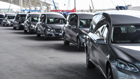 Una fila de coches fúnebres en el exterior del Centro de Exposiciones y Feria de Génova, durante el funeral de Estado por las víctimas del derrumbe del puente Morandi. EFE/EPA/SIMONE ARVEDA