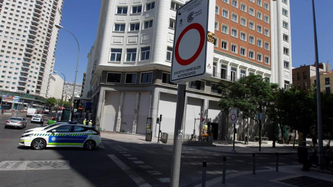 Un cartel de Madrid Central en Plaza España, en Madrid. EFE