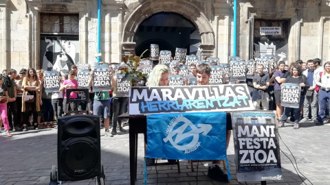 Imagen de la rueda de prensa de miembros del 'Gaztetxe Maravillas' de Pamplona. EP