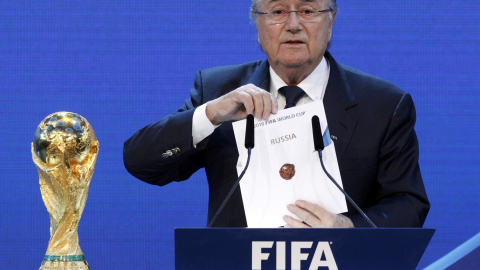 Blatter enseña el sobre con Rusia como sede del Mundial de 2018. /REUTERS