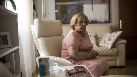 María del Carmen García, en el salón de su casa, en la calle Toledo de Madrid. Casi tres décadas después de comprar su casa, está rodeada de turistas e inquilinos que se marchan.- JAIRO VARGAS