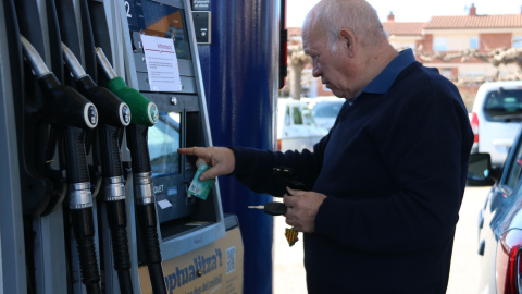 01/04/2022 - Un home posant gasolina a Figueres.