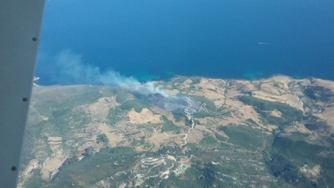 Imagen aérea de un incendio en Tarifa. EFE