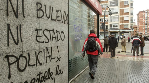 Una pintada en el barrio de Gamonal, contra el bulevar y la actuación de la policía. / Santi Otero (Efe)