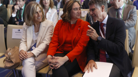 La alcaldesa de Barcelona, Ada Colau, acompañada por el presidente del Cercle d'Economia, Jaume Guardiola (d), y la vicepresidenta de la entidad, Núria Cabutí (i), durante la inauguración de la Reunión Anual del Cercle d'Economia