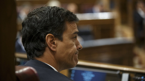 El secretario general del PSOE, Pedro Sanchez, en su escaño en el Congreso, durante la sesión de control al Gobierno. REUTERS/Andrea Comas