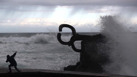 Una gran ola rompe en el Peine del Viento de San Sebastián donde está activada la alerta amarilla por olas.