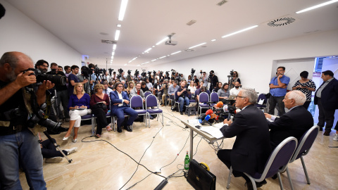 El presidente de Autostrade per l'Italia, Fabio Cerchiai, y el consejero delegado, Giovanni Castellucci, en rueda de prensa sobre el derrumbe del puente Morandi, de Génova. REUTERS/Massimo Pinca