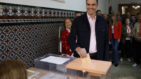 Pedro Sánchez ejerce su derecho al voto este domingo, durante las elecciones, en Madrid.