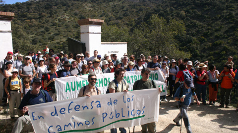 Clavero, de verde, sostiene una pancarta en una manifestación por la defensa de los caminos públicos. JORGE CABEZAS