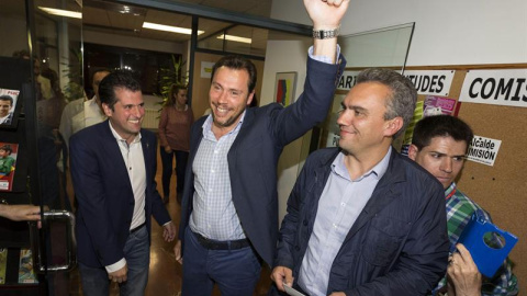 El candidato socialista a la Junta de Castilla y León Luis Tudanca (i), el candidato a la alcaldía de Valladolid Óscar Puente (c), y el secretario del PSOE de Valladolid Javier Izquierdo, celebran los resultados electorales. /EFE