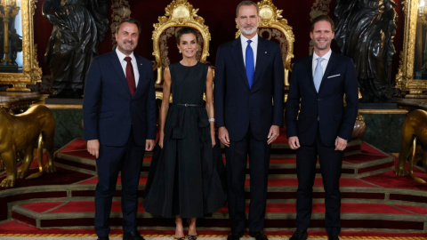 (28/6/22) Felipe VI y Letizia posan junto al primer ministro de Luxemburgo, Xavier Bettel y su marido, Gauthier Destenay, durante la recepción de la cena en el Palacio Real.