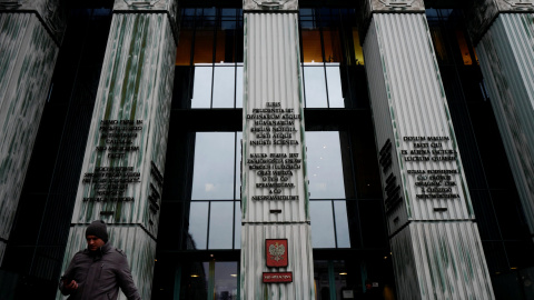 Una persona junto al edificio del Tribunal Supremo y de Apelaciones polaco. REUTERS/Kacper Pempel