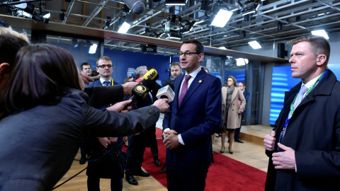 El primer ministro polaco Mateusz Morawiecki, realiza unas declaraciones a los periodistas tras la reunón del Grupo de Visegrado, en Bruselas. REUTERS/Eric Vidal