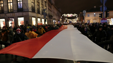 Varias personas levan una bandera polaca gigante durante una manifestación contra la reforma judicial, cerca del Palacio Presidencial en Moscú. REUTERS/Agencja Gazeta/Agata Grzybowska