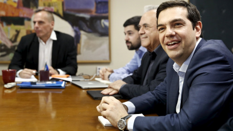 El primer ministro griego, Alexis Tsipras, con el viceprimer ministro, Yannis Dragasakis, y el ministro Yanis Varoufakis, en una reunión en el Ministerio de Finanzas, en Atenas. REUTERS/Alkis Konstantinidis