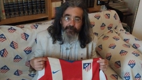 Miguel González, autor de 'Poemas colchoneros', con su camiseta del Atlético de Madrid. / HENRIQUE MARIÑO