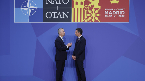 El presidente del Gobierno, Pedro Sánchez (d) junto con el secretario general de la OTAN, Jens Stoltenberg (i) esperan al resto de mandatarios para la foto oficial durante la primera jornada de la cumbre de la OTAN que se celebra este miérc