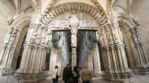 Visitantes en la Catedral de Santiago de Compostela, frente al Pórtico da Gloria - EFE