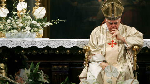 Bernard Law, en 2004 en la basílica de Santa María la Mayor de Roma. REUTERS/Alessandro Bianchi