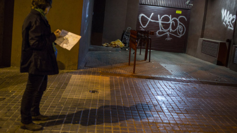 Imagen de uno de los voluntarios de la Fundación Arrels haciendo el recuento de personas sin hogar en la ciudad de Barcelona. /ARRELS