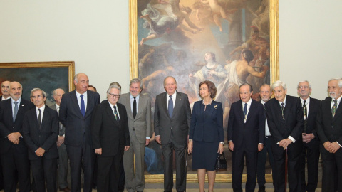 El Rey en la entrega de la medalla de honor de la Real Academia de Bellas Artes de San Fernando. Dieciséis hombres, una mujer.