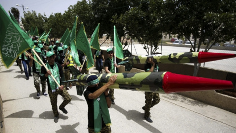 Varios estudiantes palestinos que apoyan al movimiento islamista Hamás./EFE