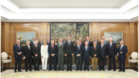 Audiencia a una representación de miembros de las academias Iberoamericanas. 20 hombres y dos mujeres.