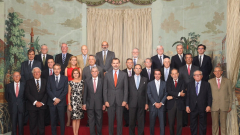 Reunión con el patronato del Real Instituto Elcano de estudios internacionales y estratégicos. 25 hombres, dos mujeres.