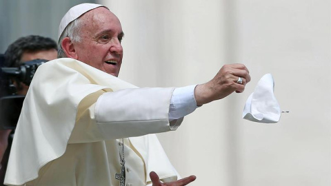 El papa Francisco a punto de atrapar al vuelo un solideo lanzado por un peregrino tras presidir la audiencia general de los miércoles en la plaza de San Pedro del Vaticano.- EFE