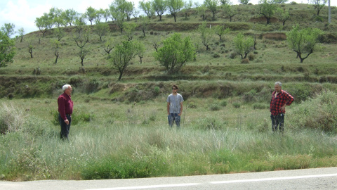 Varias personas observan un terreno situado en Arnedo (La Rioja)