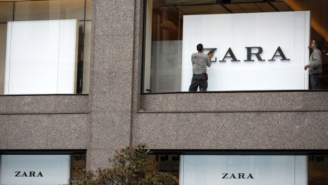 Operarios trabajando en una de las tiendas de Zara en el centro de Madrid. /REUTERS