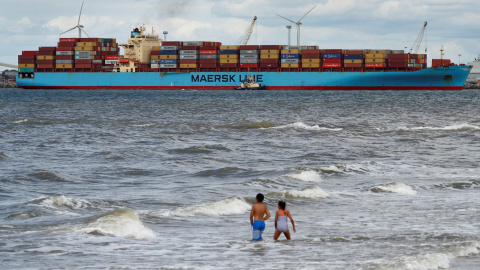 El buque de contenedores Maersk Sentosa, es ayudado por remolcadores en el rio Mersey, frente a Liverpool (Reino Unido). REUTERS/Phil Noble