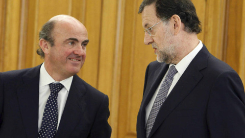 El ministro de Economía, Luis de Guindos, y el presidente del Gobierno, Mariano Rajoy, en una imagen de archivo. EFE