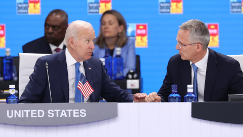 El secretario general de la OTAN, Jens Stoltenberg, conversa con el presidente de Estados Unidos, Joe Biden, durante la primera jornada de la cumbre de la OTAN en Madrid, a 29 de junio de 2022.