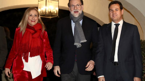 El presidente del Gobierno y del PP, Mariano Rajoy, junto a la presidenta de la Comunidad, Cristina Cifuentes (i), y el alcalde de Las Rozas, José de la Uz (d), a su llegada a la cena de navidad del PP de Madrid, hoy en Las Rozas. EFE/Maris