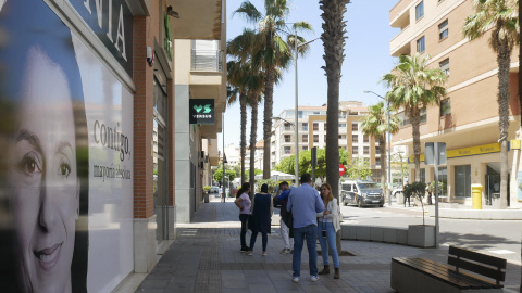 Vista de la sede de Coalición por Melilla (CPM) y de una oficina de Correos (d), custodiada por la Policía, este jueves 25 de mayo de 2023 en Melilla.