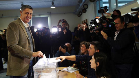 El cabeza de lista a la presidencia de la Generalitat por el PPC, Xavier García Albiol, vota en la Escola Lola Anglada en la ciudad de Badalona, más de cinco millones y medio de catalanes están llamados a las urnas en esta jornada de elecci