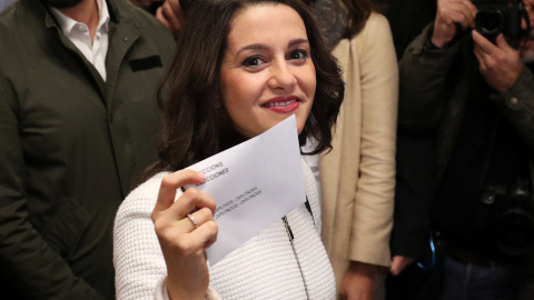 La candidata de Ciudadanos, Inés Arrimadas, ejerciendo su derecho de voto. / Reuters