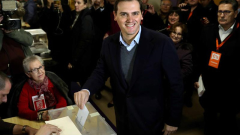 Albert Rivera, presidente de Ciudadanos, depositando su voto. / EFE