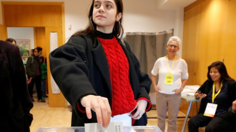 Laura Sancho votando en Sant Cugat./ REUTERS