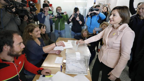 La presidenta del Parlament y número cuatro de ERC por Barcelona, Carme Forcadell, vota en la Escuela Nostra Llar de Sabadell (Barcelona). EFE/ Andreu Dalmau