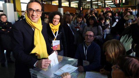 El exconseller y número 6 de Junts per Catalunya, Josep Rull, ejerciendo su derecho al voto./ EFE