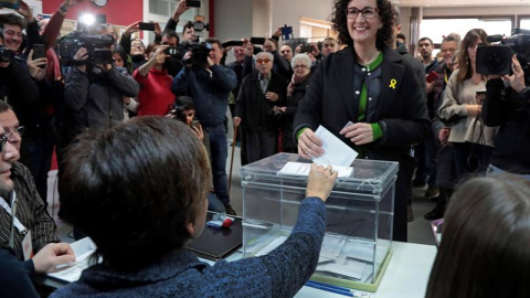 La candidata por ERC, Marta Rovira, ejerciendo su voto en el Casal Mossèn Guiteras en la ciudad de Vic, más de cinco millones de catalanes están llamados a votar en la jornada de hoy 21D. EFE/Susanna Sáez