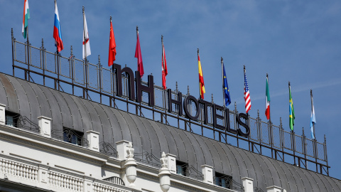 El logo de NH Hoteles en lo alto de uno de sus establecimientos en Madrid. REUTERS/Paul Hanna