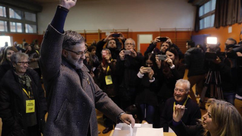 El líder de la CUP Carles Riera, en el momento de votar en la Escola Pere IV de la ciudad condal , más de cinco millones y medio de catalanes están llamados a las urnas en esta jornada de elecciones autonómicas.EFE/Juan Carlos Cárdenas