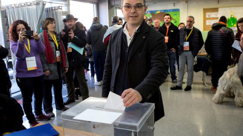 El exconseller Jordi Turull y numero cuatro por la lista de JxCat, vota en el colegio Lluis Piquer de Parets del Vallés durante la jornada electoral en las elecciones catalanas del 21D. EFE/Quique García