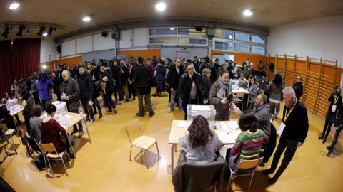 Numerosas personas esperan para votar en las mesas electorales de la Escola Pere IV de la ciudad condal , más de cinco millones y medio de catalanes están llamados a las urnas en esta jornada de elecciones autonómicas.EFE/Juan Carlos Cárden